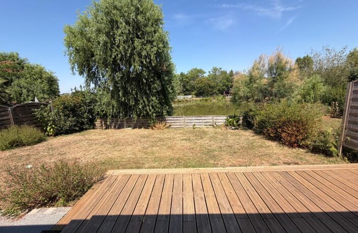 LA TRANCHE SUR MER A 15 MIN DANS RESIDENCE AVEC PISCINE VILLA BOIS AVEC VERANDA TERRASSE ET JARDIN — photo 3