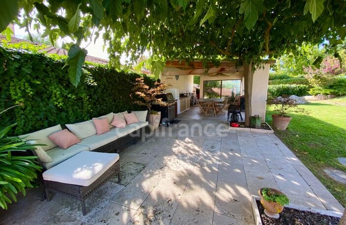 À UZES (30) Splendide maison avec vue de 200 m2 avec 5 chambres, piscine, pool-house. Au calme ! — photo 4