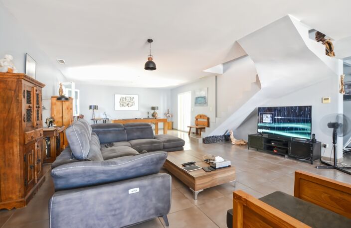 Montady – Maison familiale de 184 m² avec piscine et véranda — photo 2
