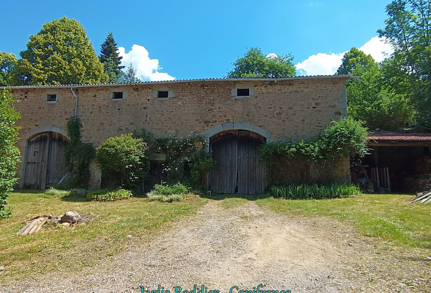 Fermette 10 pièces - grande grange - Rare à SAINT VICTOR MONTVIANEIX (63550) en Auvergne-Rhône Alpes — photo 1