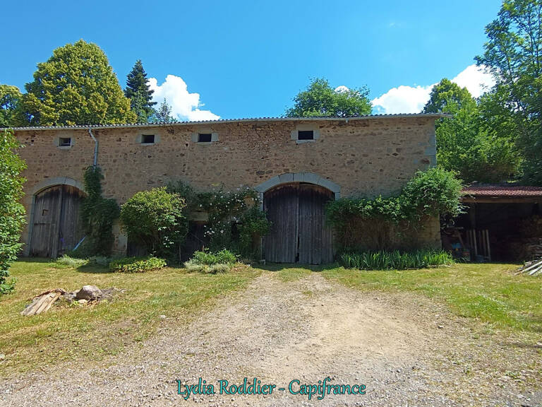 Fermette 10 pièces - grande grange - Rare à SAINT VICTOR MONTVIANEIX (63550) en Auvergne-Rhône Alpes — photo 1