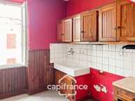Maison à renover avec fort potentiel, cour et garage — photo 2