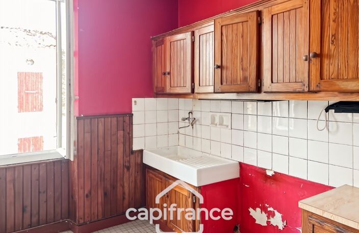 Maison à renover avec fort potentiel, cour et garage — photo 2