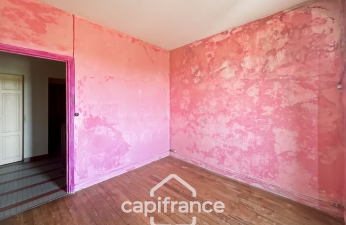 Maison à renover avec fort potentiel, cour et garage — photo 5