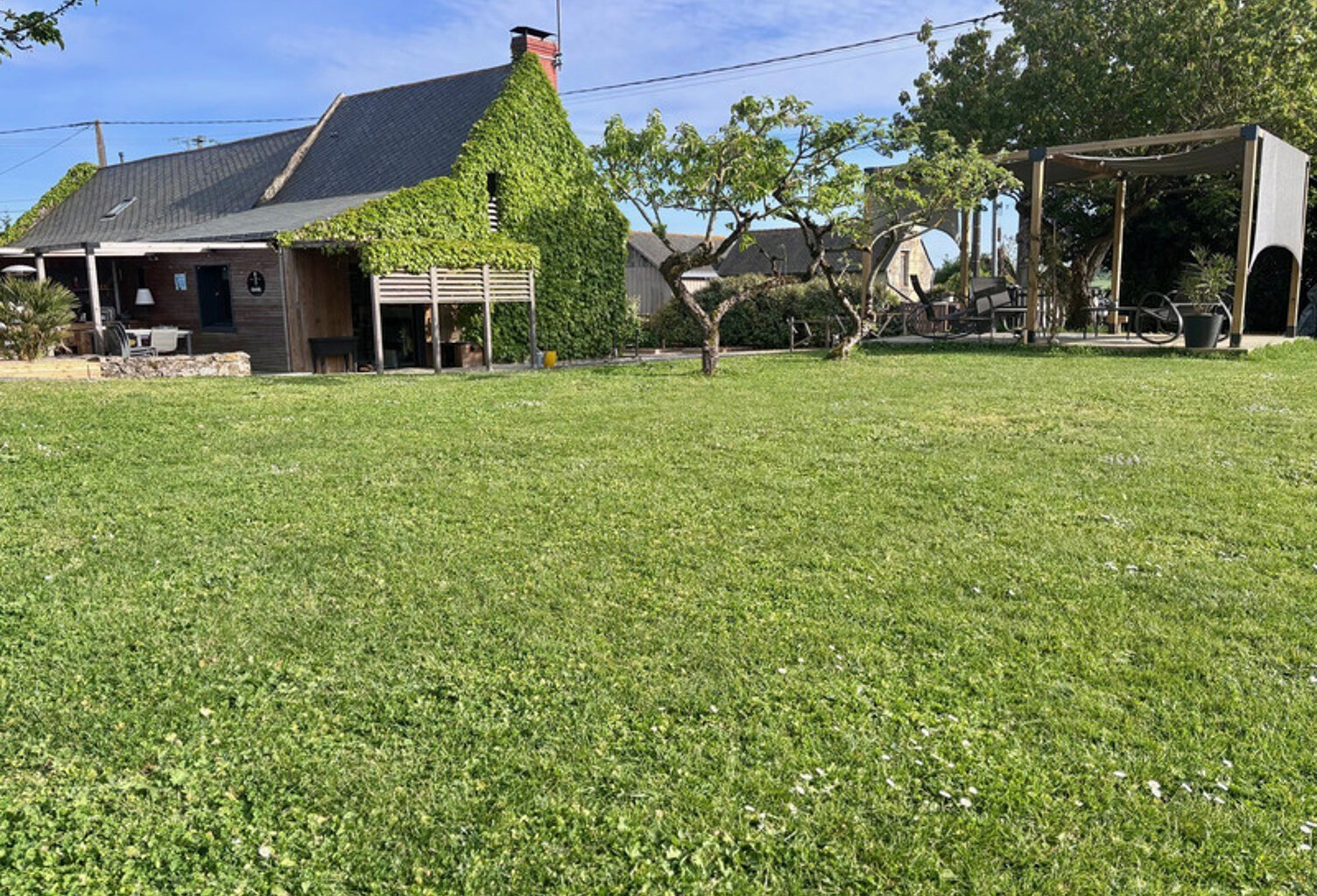 12 MIN SAUMUR SUD LONGERE ENTIEREMENT RENOVEE + STUDIO INDEPENDANT SUR ENVIRON 1500M2 ARBORE CLOS — photo 1