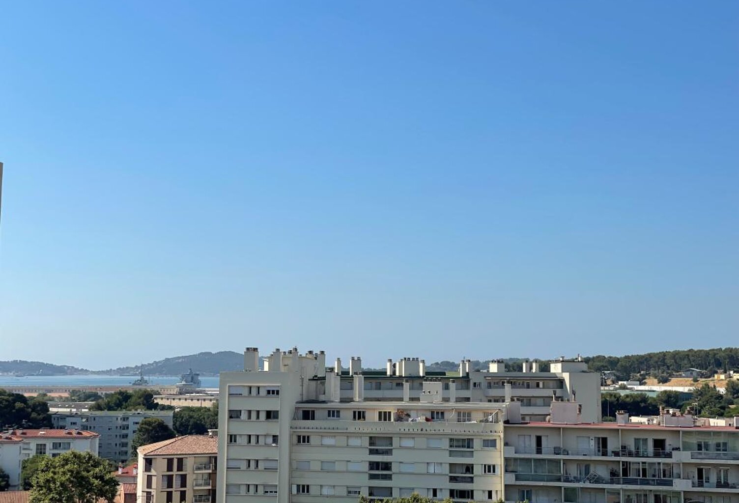A VENDRE TOULON 83000 APPARTEMENT 4 PIECES DERNIER ETAGE ASCENSEUR VUE MER — photo 1