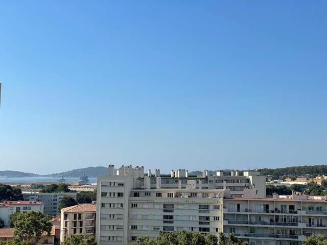A VENDRE TOULON 83000 APPARTEMENT 4 PIECES DERNIER ETAGE ASCENSEUR VUE MER — photo du bien