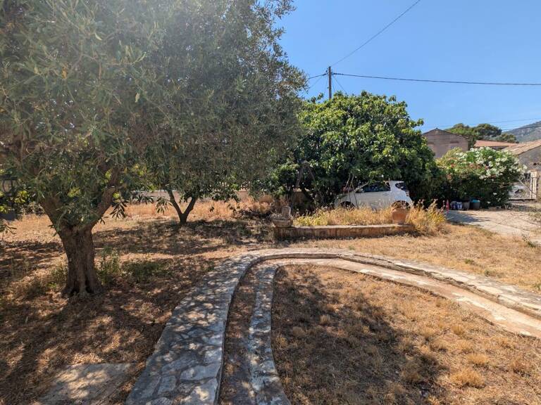A vendre terrain plat constructible sur le secteur TOULON OUEST des routes au calme — photo 1