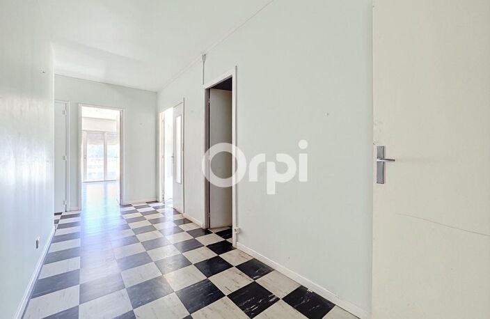MOURILLON - SPACIEUX APPARTEMENT TYPE 4 -108 M2 - AVEC TERRASSE À RÉNOVER DANS RÉSIDENCE DE STANDING AVEC GARDIEN, ASCENSEURS ET MONTE-CHARGES — photo 3