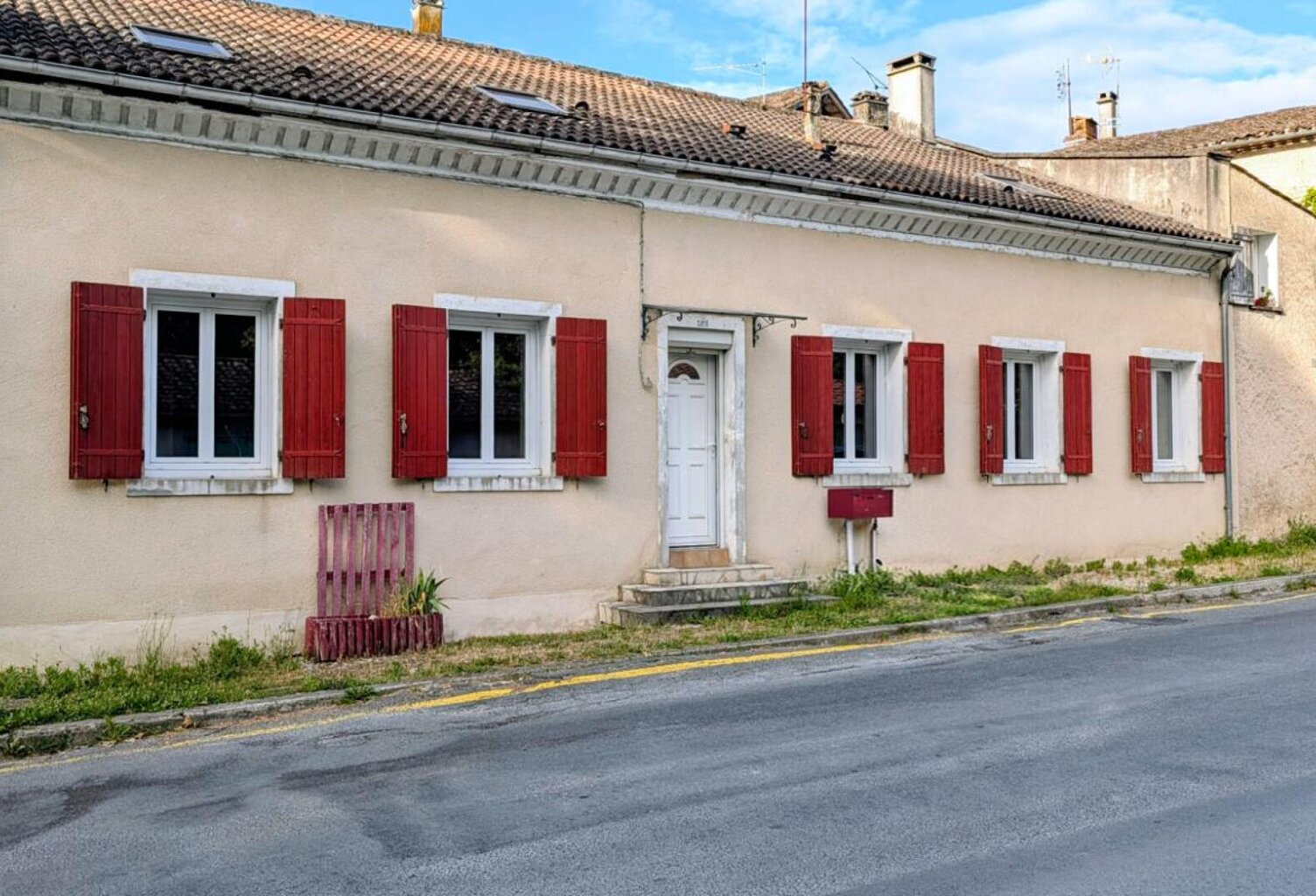 Maison en pierre dans  le bourg  d'Eymet — photo 1