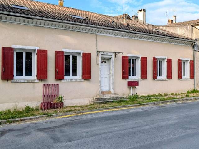Maison en pierre dans  le bourg  d'Eymet — photo du bien