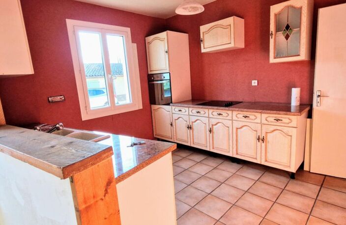 Maison en pierre dans  le bourg  d'Eymet — photo 4