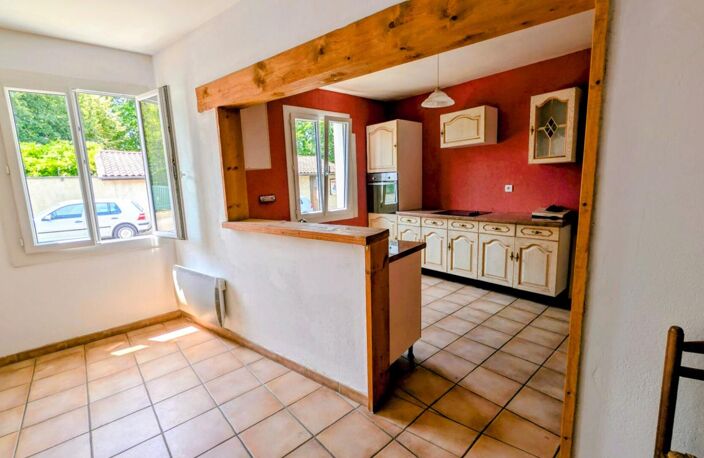 Maison en pierre dans  le bourg  d'Eymet — photo 5