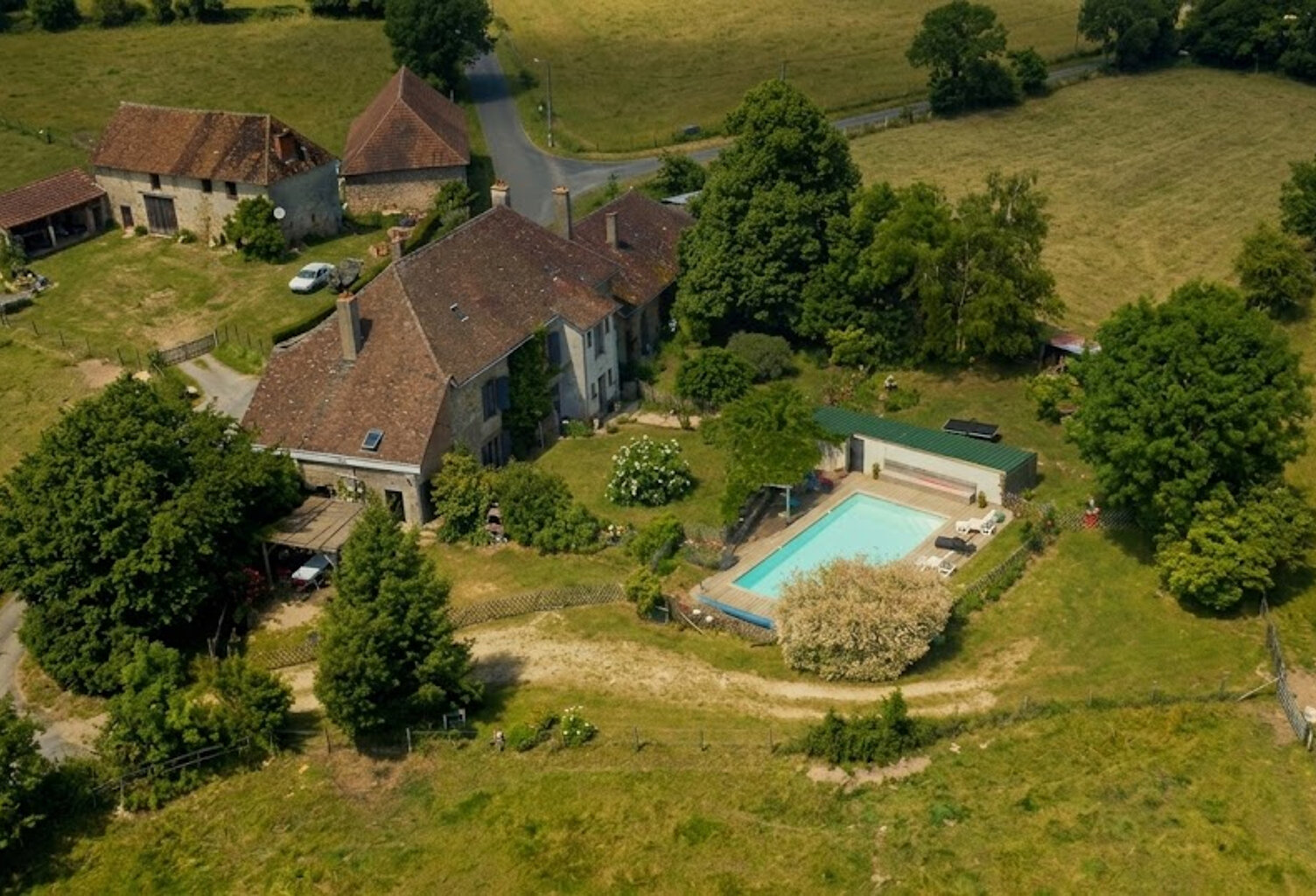 Coup de coeur assuré -Propriété de caractère en pierre-Maison familiale & gîte de 280m2 sur un terrain d'environ 2,8 ha proche de Janailhac — photo 1