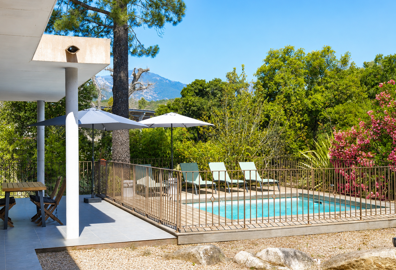 VILLA DE 115M2 DE TYPE 4  AVEC PISCINE AU COEUR DU VILLAGE D — photo 1