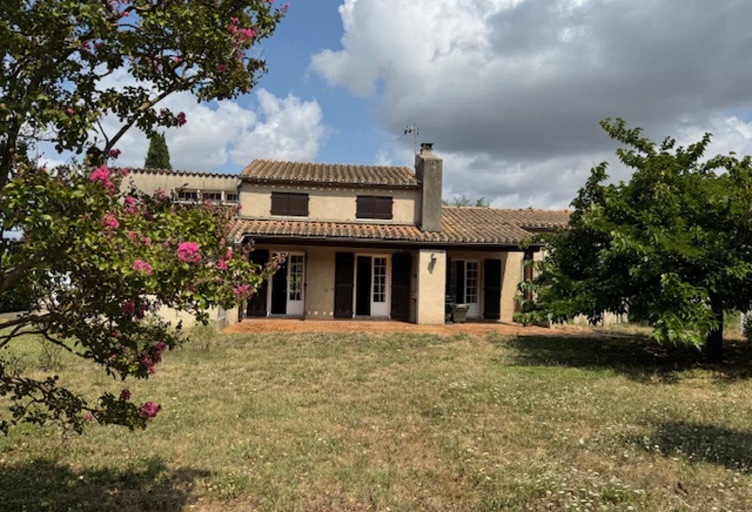 Grande maison avec beau terrain et piscine. — photo 1