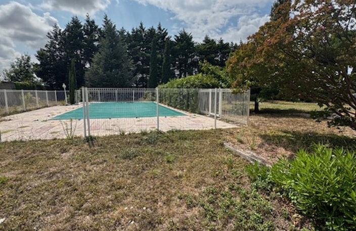 Grande maison avec beau terrain et piscine. — photo 2