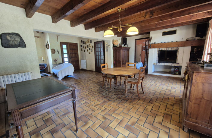 Grande maison avec beau terrain et piscine. — photo 3