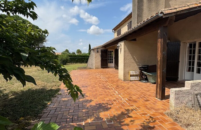 Grande maison avec beau terrain et piscine. — photo 4