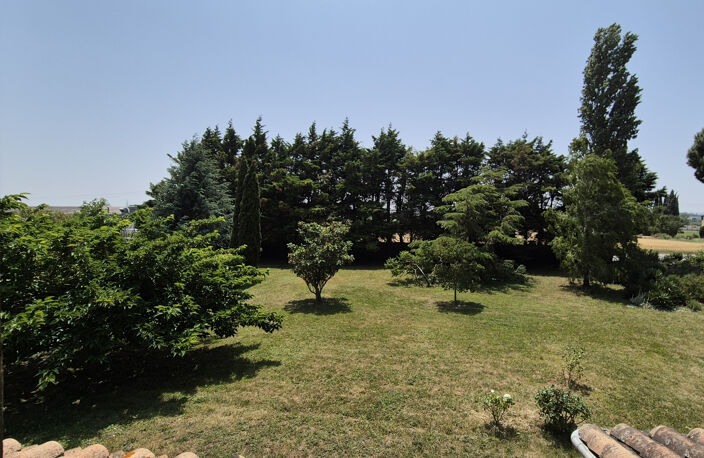 Grande maison avec beau terrain et piscine. — photo 5