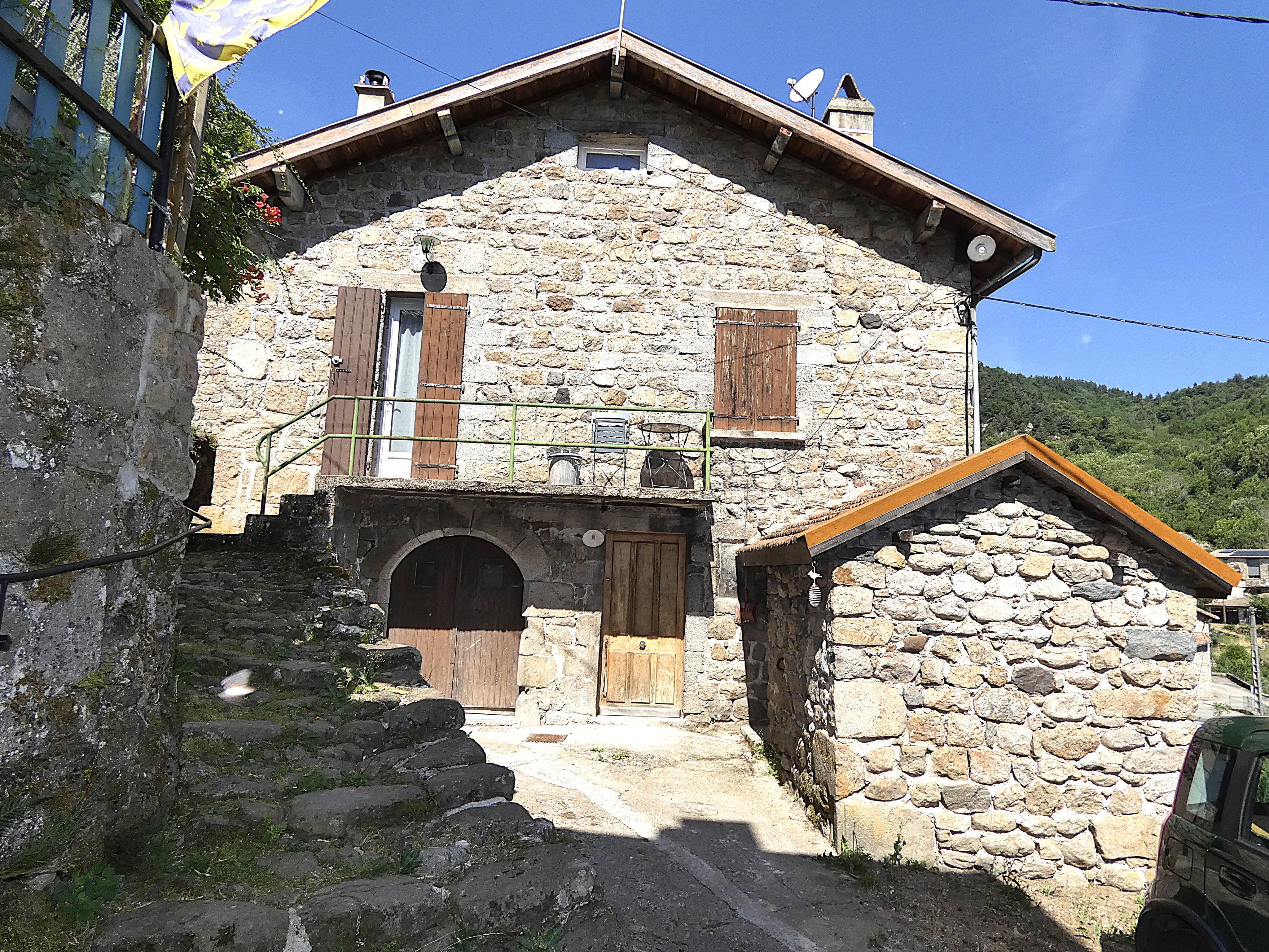 Maison en pierre avec dépendances d'environ 215 m² et jardin potager en bord de rivière Dornas (07)