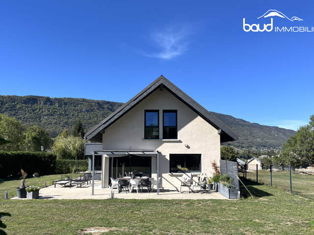 Maison contemporaine sur grand terrain — photo du bien