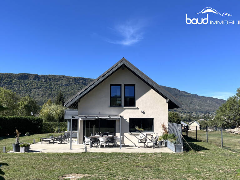 Maison contemporaine sur grand terrain — photo 1