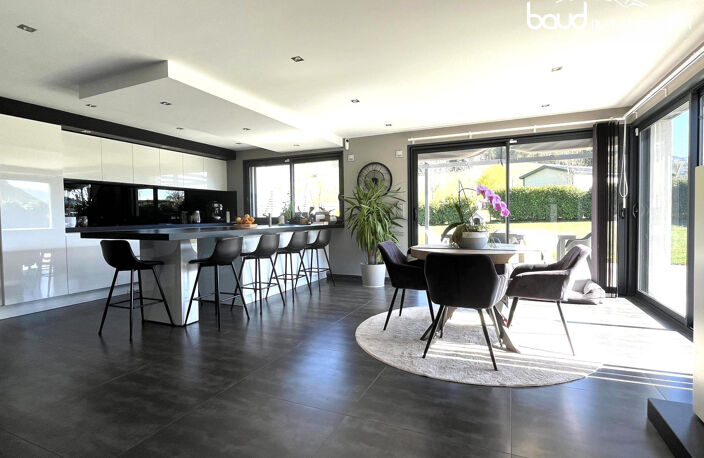 Maison contemporaine sur grand terrain — photo 2