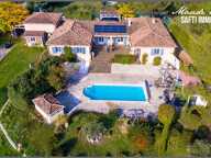 Villa de plain-pied offrant 2 logements (120 m2 et 87 m2) distincts pouvant se réunir facilement pour faire une seule grande maison - piscine - garage et ateliers - terrain plat de 2500 m2 - tout à l'égout - possibilité de détachement de parcelle déjà détachée d'environ 900 m2 avec emprise au sol possible de 130 m2 — photo 3