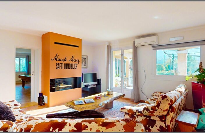 Villa de plain-pied offrant 2 logements (120 m2 et 87 m2) distincts pouvant se réunir facilement pour faire une seule grande maison - piscine - garage et ateliers - terrain plat de 2500 m2 - tout à l'égout - possibilité de détachement de parcelle déjà détachée d'environ 900 m2 avec emprise au sol possible de 130 m2 — photo 4