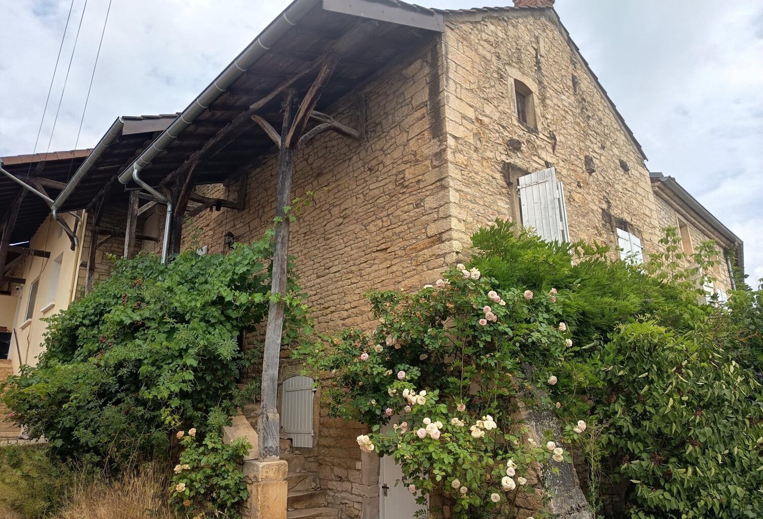Idéalement située sir la commune de Lugny , aux amateurs de pierre cette grande maison familiale sera vous séduire — photo 1