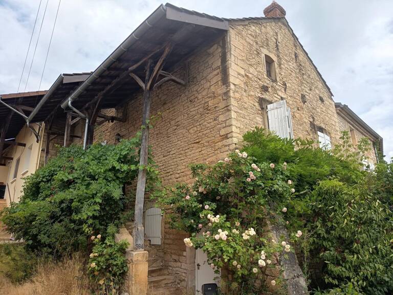 Idéalement située sir la commune de Lugny , aux amateurs de pierre cette grande maison familiale sera vous séduire — photo 1