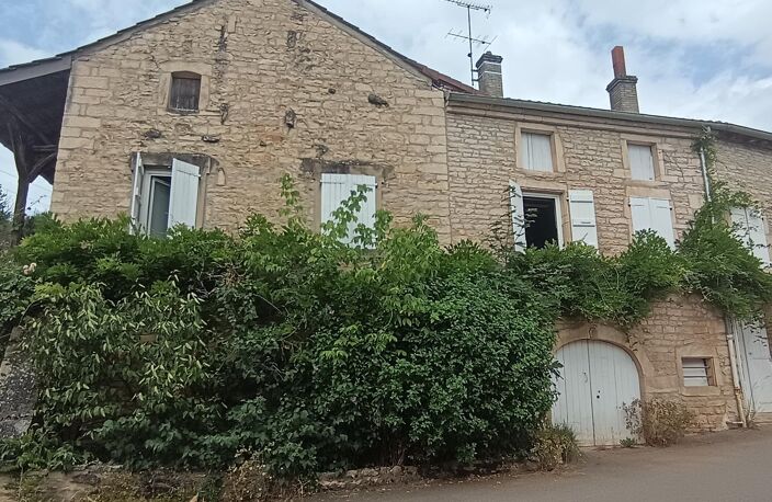 Idéalement située sir la commune de Lugny , aux amateurs de pierre cette grande maison familiale sera vous séduire — photo 2