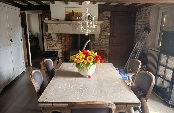 Idéalement située sir la commune de Lugny , aux amateurs de pierre cette grande maison familiale sera vous séduire — photo 3