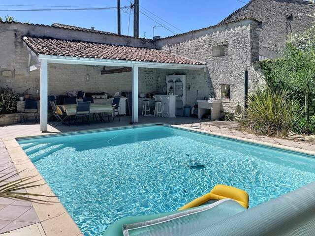 A Chassors, grande maison de charme avec garage,piscine, jardin clôturé. — photo du bien