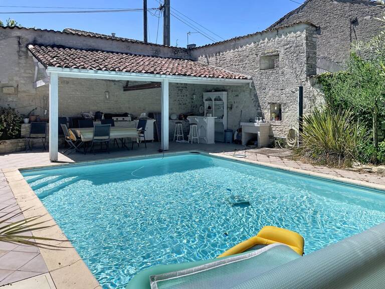 A Chassors, grande maison de charme avec garage,piscine, jardin clôturé. — photo 1