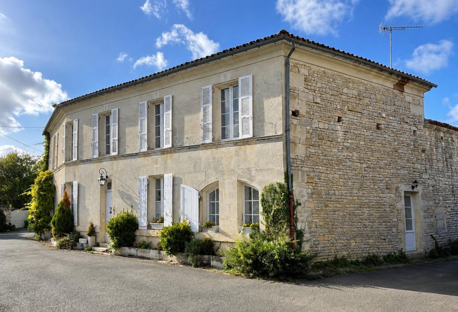 A Chassors, maison de charme de avec piscine, garage, jardin et dépendances à 15mn de Cognac — photo 1