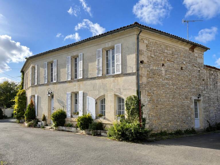 A Chassors, maison de charme de avec piscine, garage, jardin et dépendances à 15mn de Cognac — photo 1