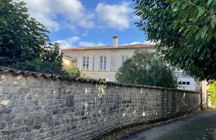 A Chassors, maison de charme de avec piscine, garage, jardin et dépendances à 15mn de Cognac — photo 2
