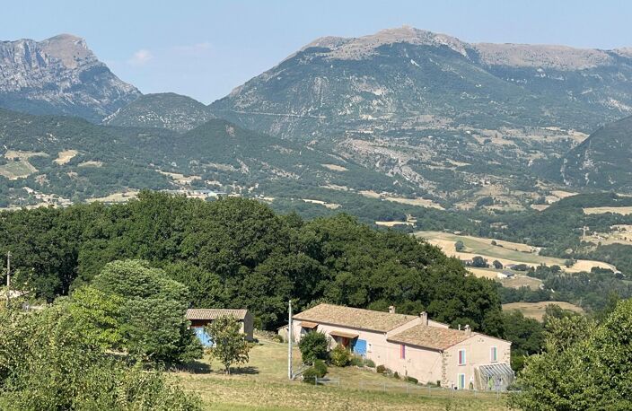 Entre Dieulefit et Bourdeaux - Ancienne ferme rénovée sur 13 hectares avec vue panoramique sur les 3 Becs — photo 3
