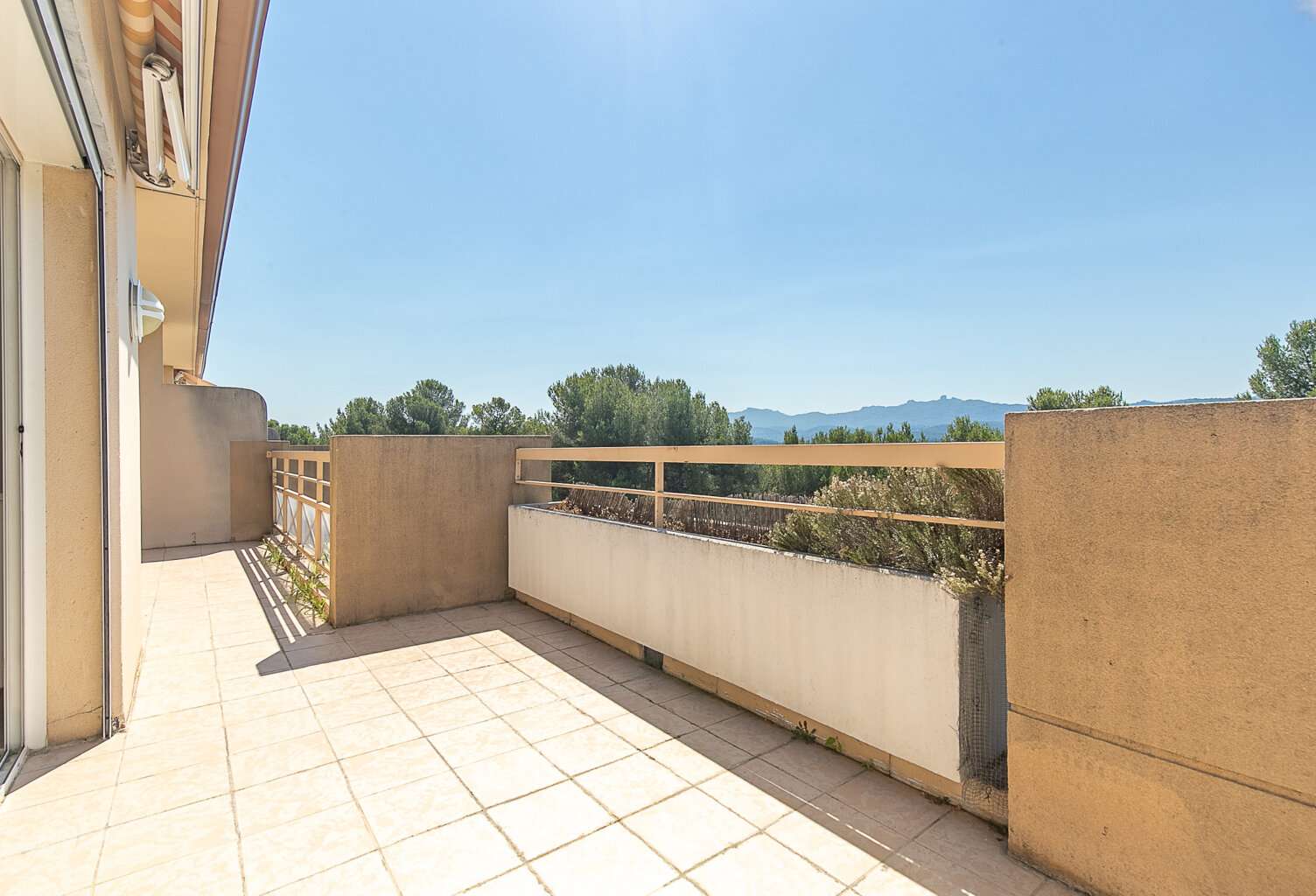 Appartement traversant T3 78,46 m2 garage et parking avec vu — photo 1