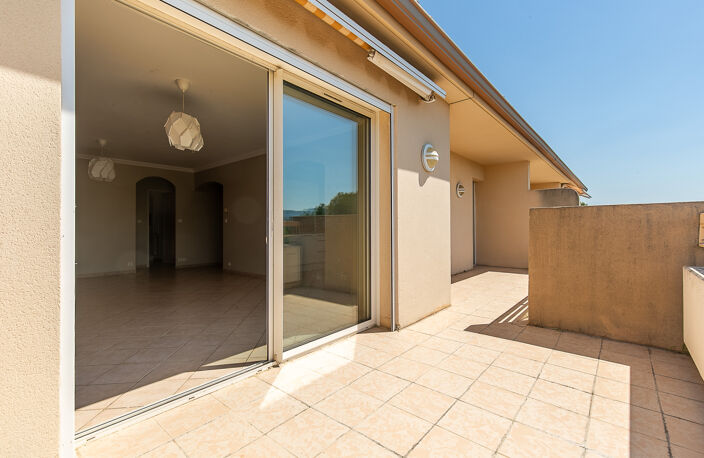 Appartement traversant T3 78,46 m2 garage et parking avec vu — photo 2