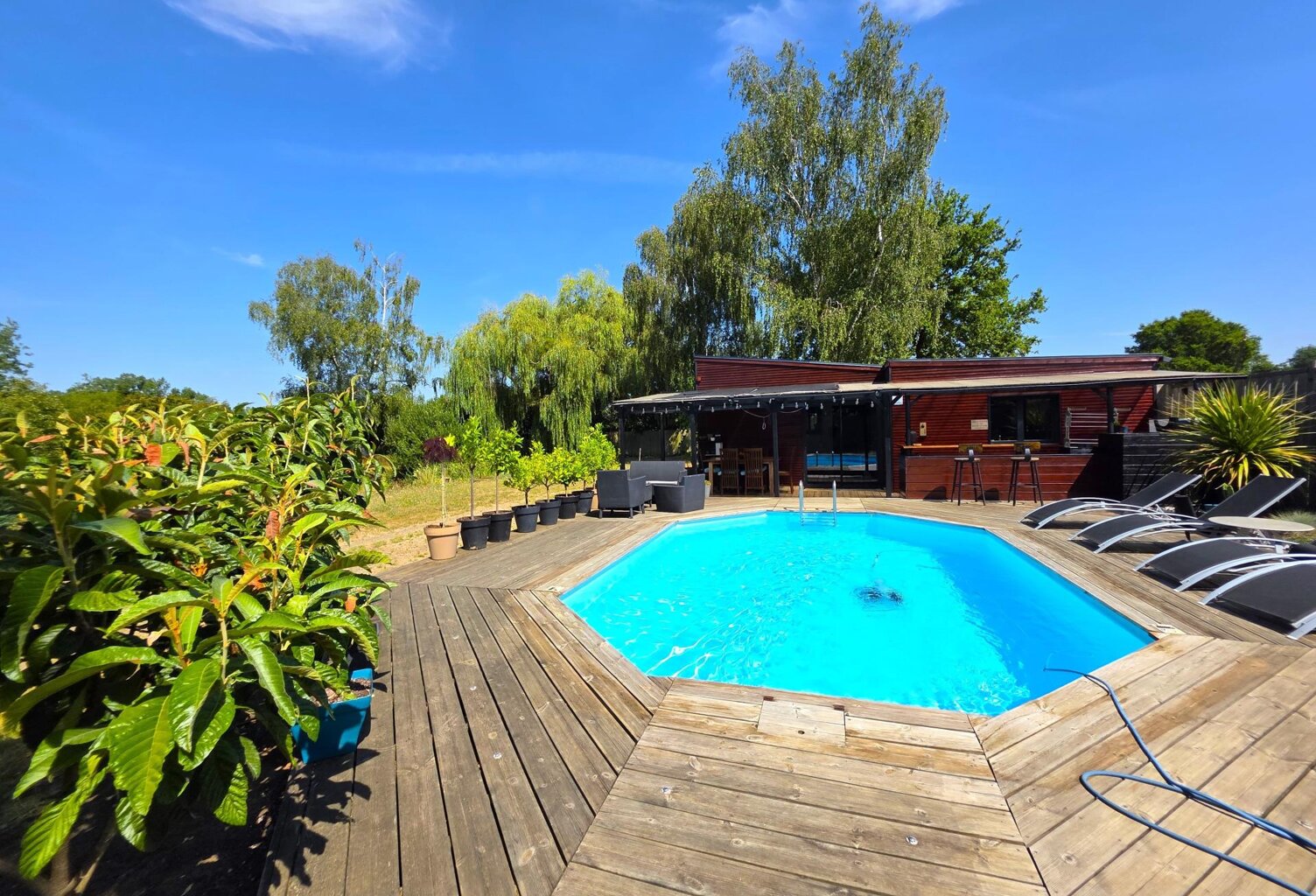 Chalet en bois, de plain pied, au coeur de la campagne baugeoise, avec sa piscine et son étang de pêche — photo 1