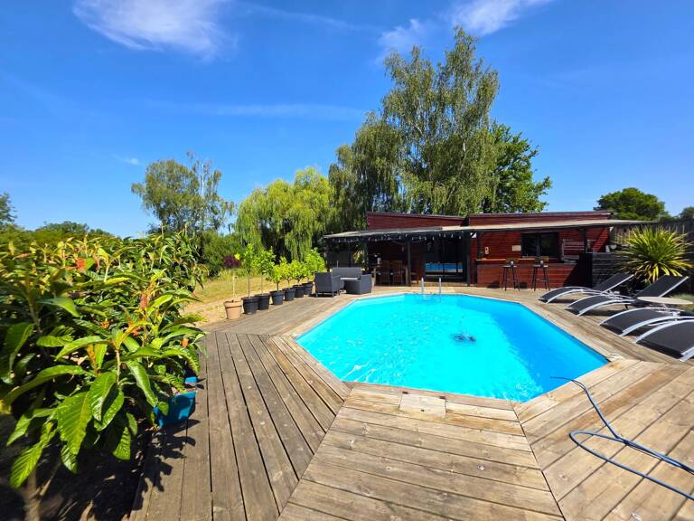 Chalet en bois, de plain pied, au coeur de la campagne baugeoise, avec sa piscine et son étang de pêche — photo 1
