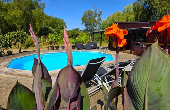 Chalet en bois, de plain pied, au coeur de la campagne baugeoise, avec sa piscine et son étang de pêche — photo 2