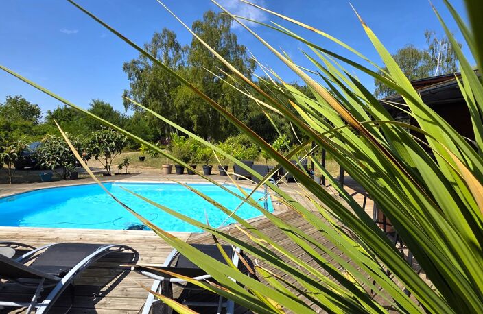 Chalet en bois, de plain pied, au coeur de la campagne baugeoise, avec sa piscine et son étang de pêche — photo 3