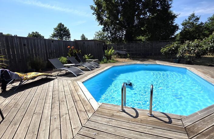 Chalet en bois, de plain pied, au coeur de la campagne baugeoise, avec sa piscine et son étang de pêche — photo 4