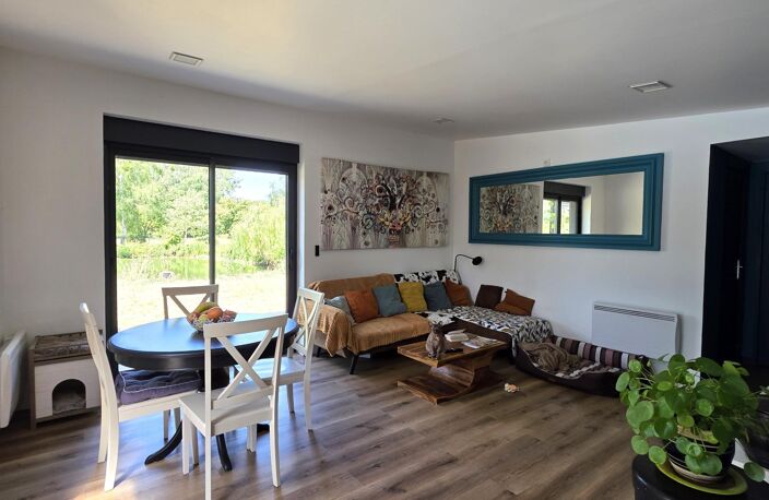 Chalet en bois, de plain pied, au coeur de la campagne baugeoise, avec sa piscine et son étang de pêche — photo 5