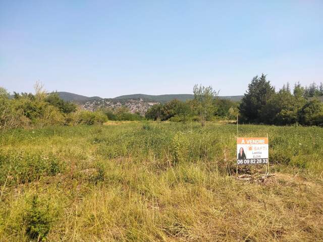 Terrain plat constructible 1 200 m² — photo du bien