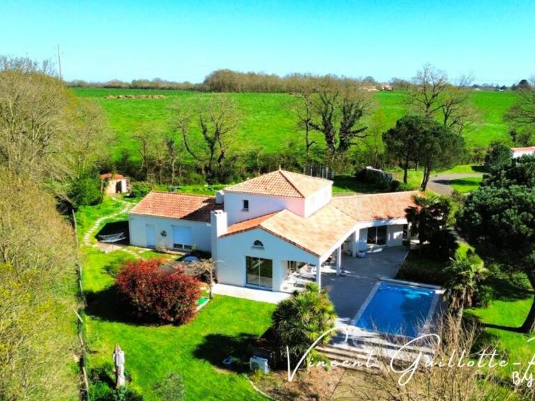 Maison/Villa 160 m² 5 pièces avec studio indépendant  Terrain clos et arboré de 3 500 m² avec piscine — photo 1